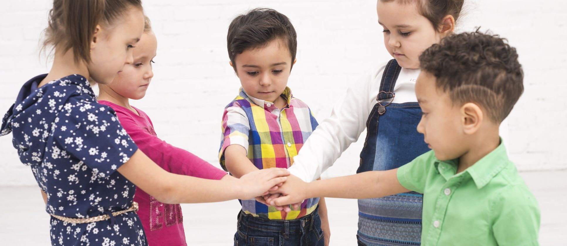 children holding hand group